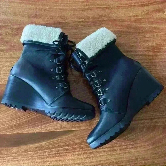 Sorel Black Leather Boots with Cream Fur - Picture 3 of 15